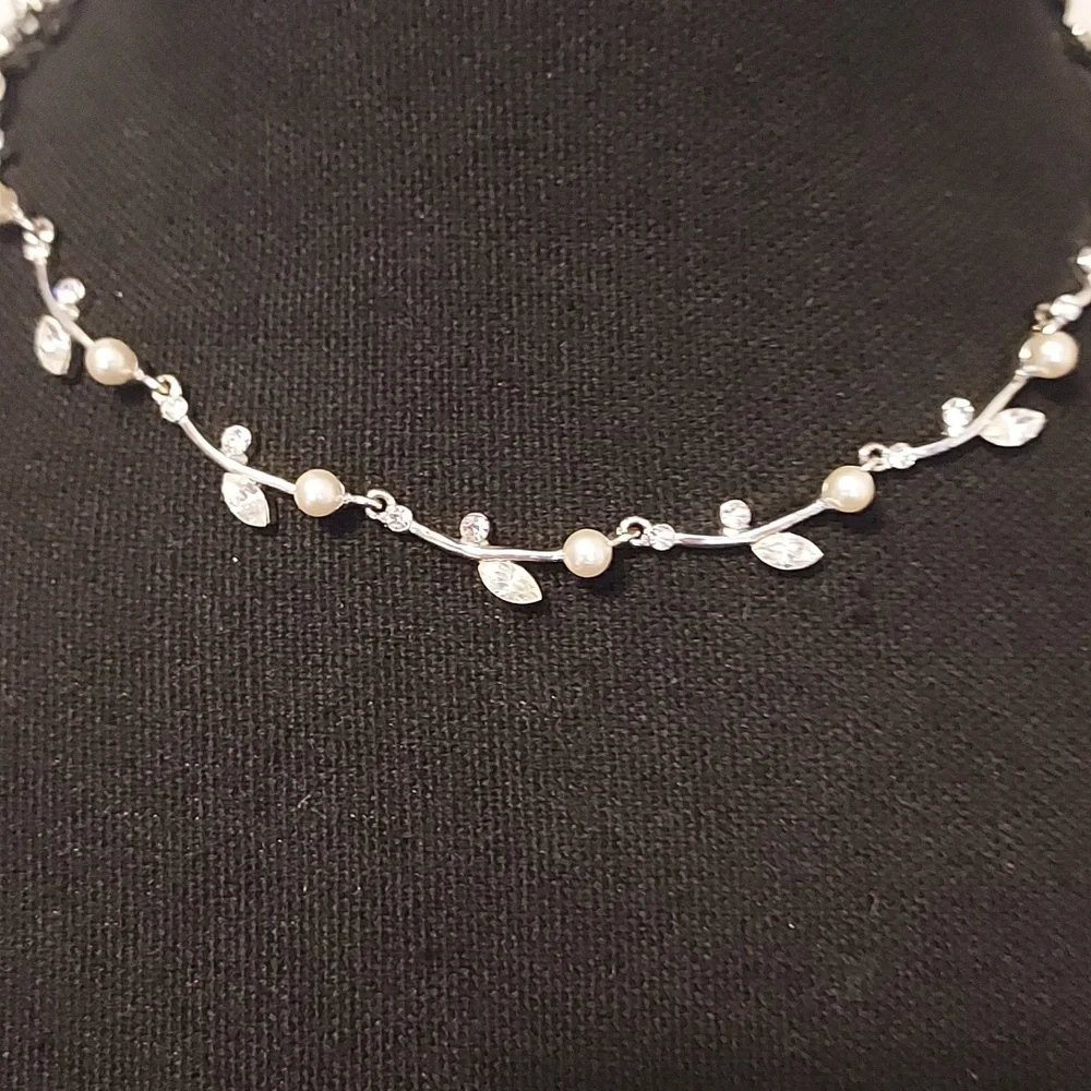 Silver, Pearl, And Rhinestone Necklace leaf pattern short necklace Vintage